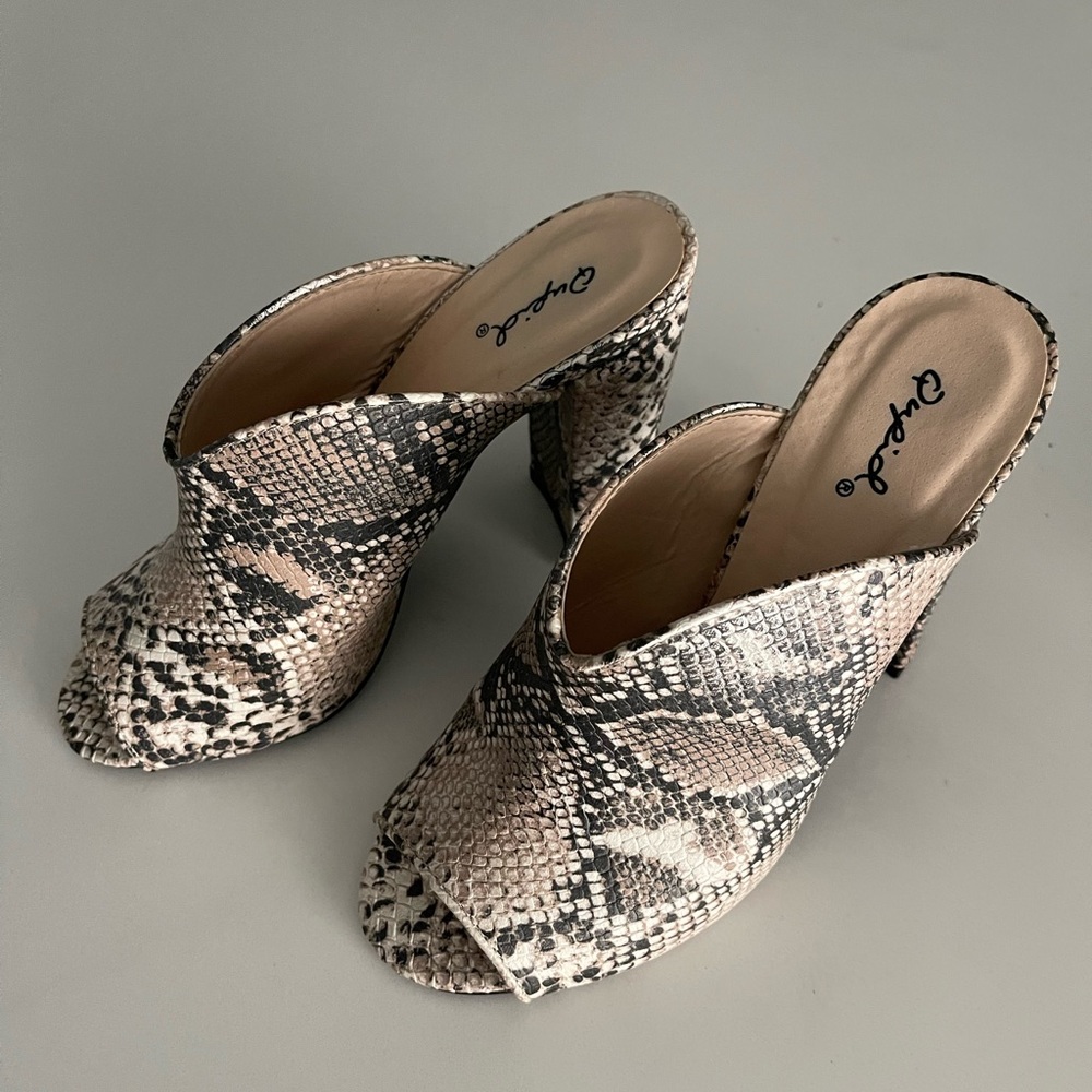 Qupid Women's Faux Snakeskin Open Toe Slip-on Heels Size 7